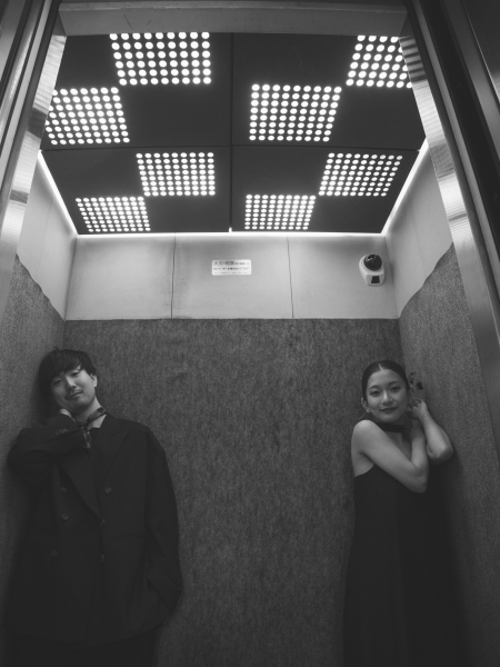 日常の隙間に潜むドラマを映画のワンシーンのように。無機質な空間さえもおふたりの温度感で塗り替え背伸びしない「今の空気」をスタイリッシュに写し出します。モードで都会的な、一歩先を行く記念写真を提案します