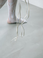 語りすぎない美しさを細部に込めて。質感やシルエットに宿る繊細なニュアンスを掬い取り、あえて「余白」を作ることで想像力を掻き立てる。ファッション誌のような感性でおふたりのこだわりをアートに。