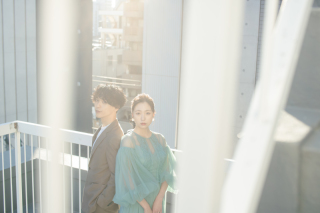 テラスでの1カット。柔らかく回ってくる光を活かし、ポートレート風に仕上げました。カラードレスの色味が相まって、全体が柔らかい色味でまとめることができました。