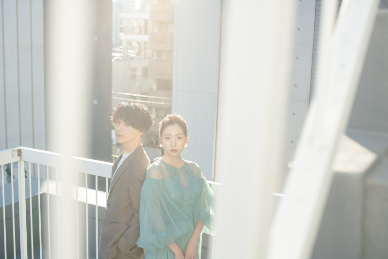 テラスでの1カット。柔らかく回ってくる光を活かし、ポートレート風に仕上げました。カラードレスの色味が相まって、全体が柔らかい色味でまとめることができました。