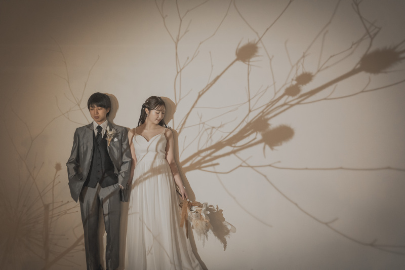影が描く、二人だけの物語。ナチュラルな中にも映画のワンシーンのような芸術性を。ポーズを指定しすぎず等身大の美しさを引き出し、お二人の空気感を一生モノの作品へ昇華させます。