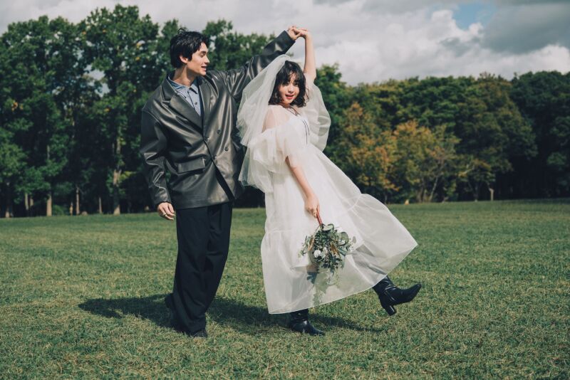【多幸感メイクと芝生の組合せって超いい!】大泉緑地|洋装1着|自然体フォト|ヘアメイクスタッフアテンド付|100カット保証