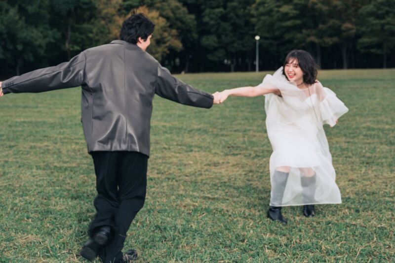 【多幸感メイクと芝生の組合せって超いい!】大泉緑地|洋装1着|自然体フォト|ヘアメイクスタッフアテンド付|100カット保証