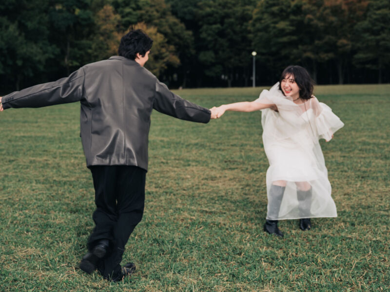 【大阪で叶う⁉︎開放感あふれる芝生フォト】今だけ交通費無料｜大泉緑地｜洋装1着｜自然体フォト｜アテンド付｜100カット保証