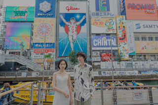 大阪の街並みを楽しみながら観光気分で撮影できる自然体でのフォト体験