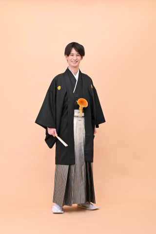 黒　紋服　（羽織紐　金）