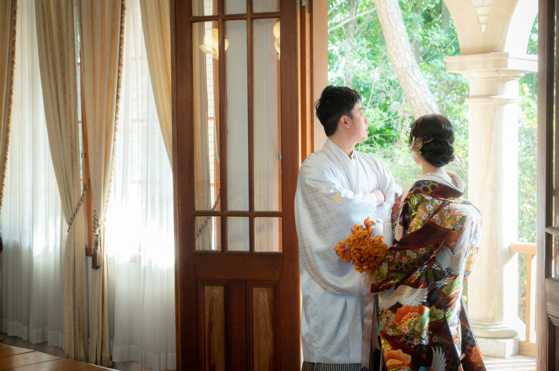 自然に外を眺めて…