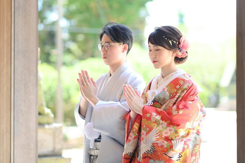 お二人で手を合わせてお参りショット