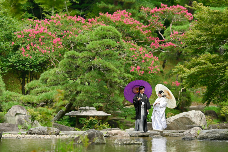お二人で番傘をさして♪池、サルスベリ、緑を入れて