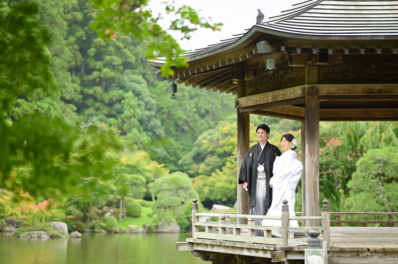 浮御堂での遠目からのショット♪背景の緑も綺麗です