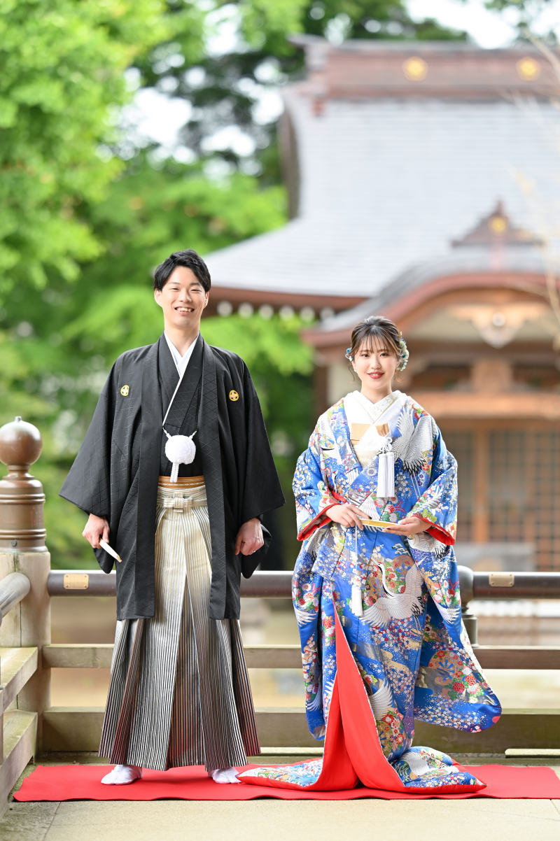 赤いもうせんの上で…