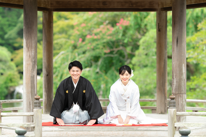 浮御堂での和装で定番の正座のご挨拶ショット
