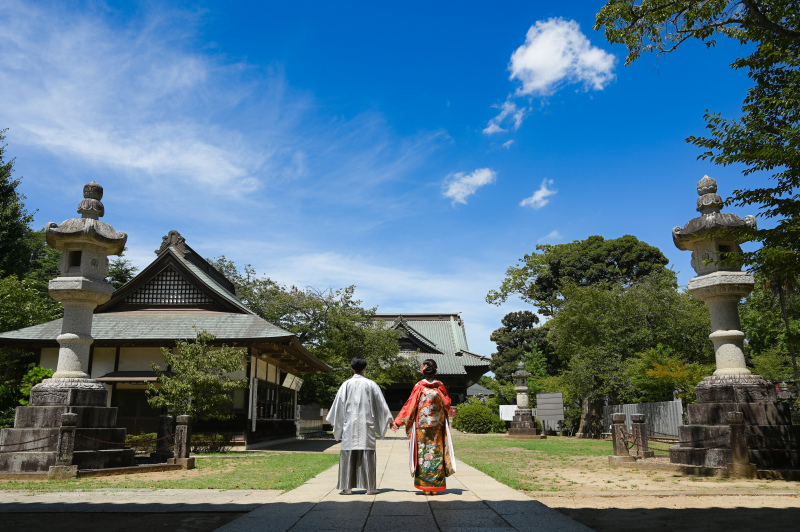 青空の広くいれた、お二人の後ろ姿ショット