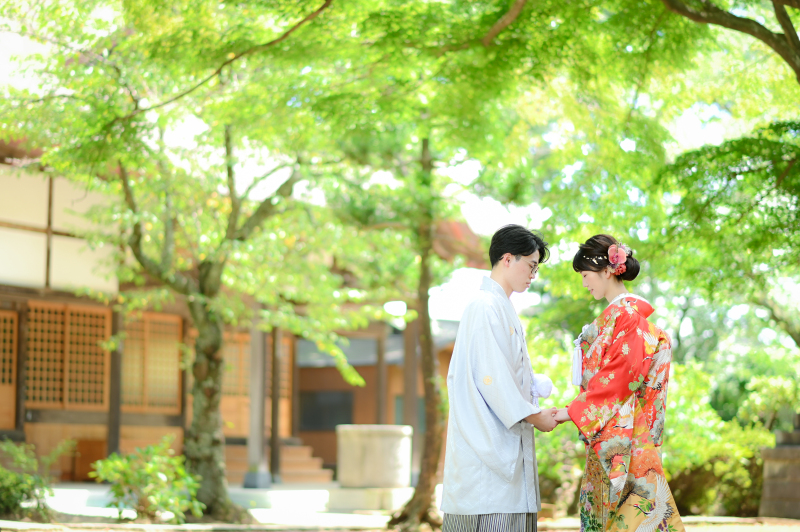 お二人で手を取り合い、美しい緑に囲まれて