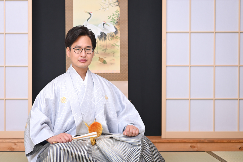 掛け軸セットの前で。