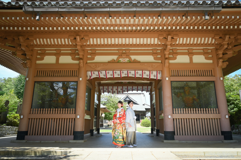 大きな山門をバックに背中合わせで
