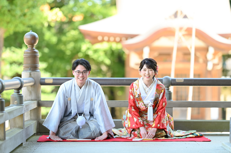 こちらも定番のお二人の正座ショット☆笑顔が素敵