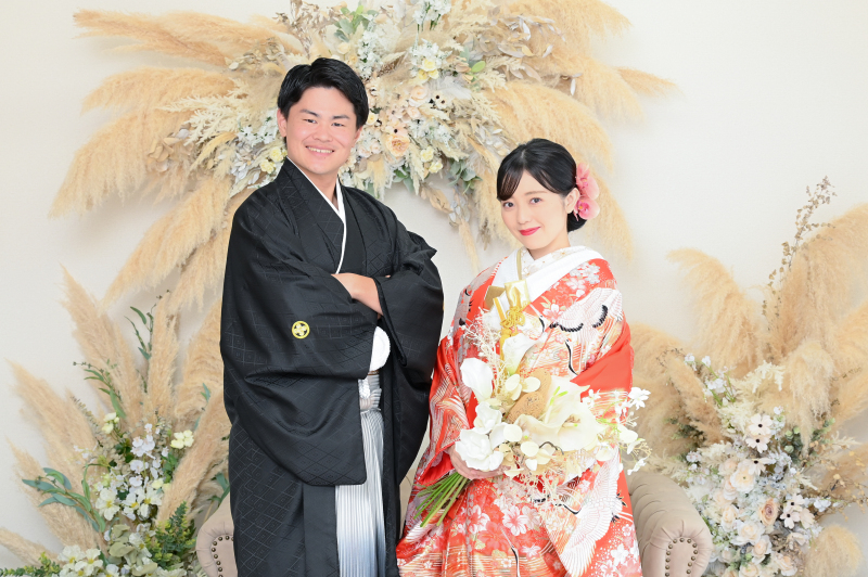 ドライフラワー前で、ブーケを持って、笑顔で♡