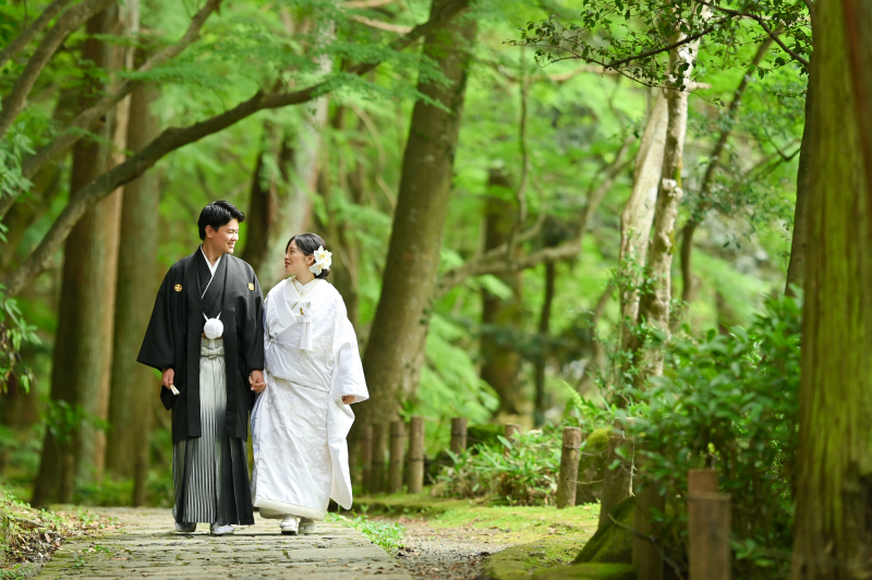 自然な感じで！緑の中を着物で歩いているショット♪