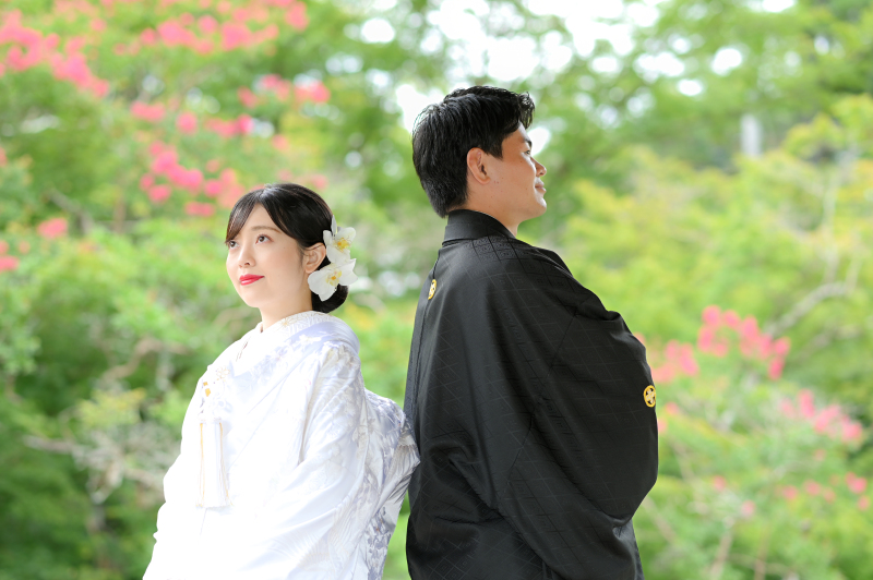 サルスベリを背景に背中を合わせて(*^_^*)