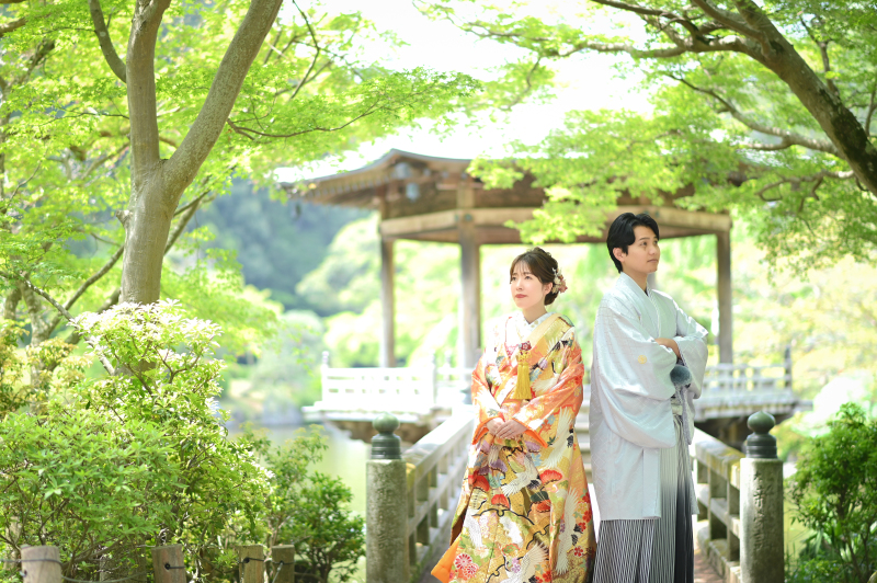 色打掛で緑に囲まれて…