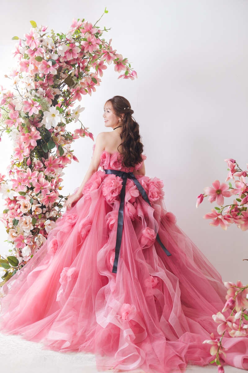 バックスタイルも華やかなドレス♡