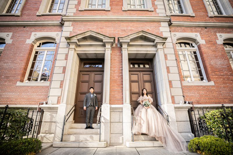 趣のある赤レンガをバックに★