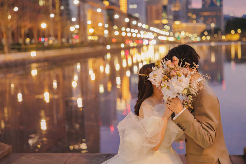 都会の夜景が舞台。丸の内・東京駅で叶える特別な一枚