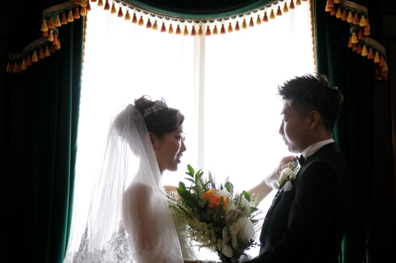 光に包まれて、自然体の仕草から生まれる愛おしいワンシーン。