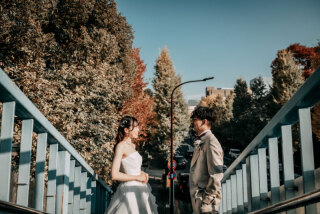 街の色に溶け込みながら、自然体で交わす笑顔が一番美しい。