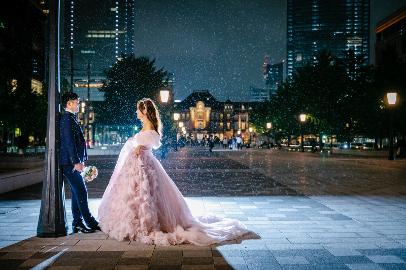 雨に包まれて輝くシルエットが、より一層ドラマティックに。