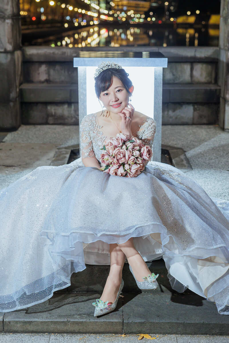 煌めく街とドレス。ラグジュアリーな輝きが映し出す都会的ポートレート。