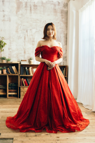 赤のラメドレス