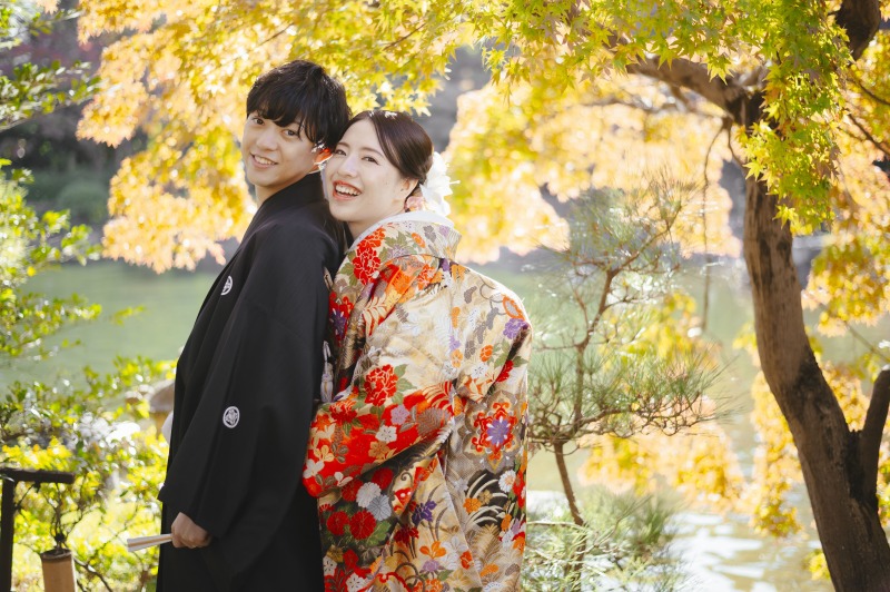 紅葉の中で仲良く笑顔