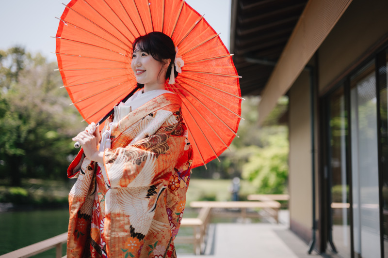 和傘を使った和装らしい1枚