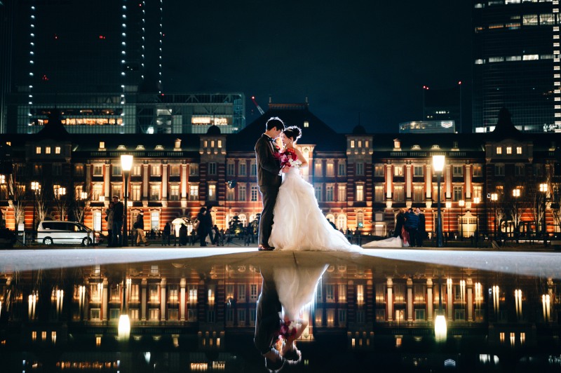 東京駅舎前も夜は映画のワンシーンのよう