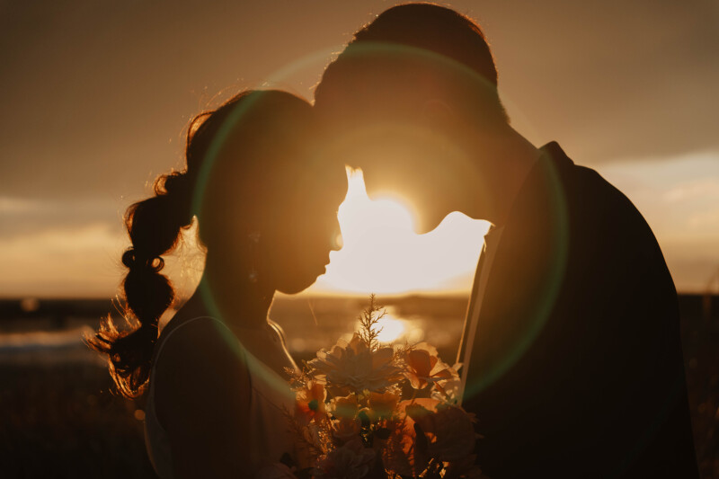 雨上がりの夕日。突然の雨に合いながらも、撮影場所を工夫しながら進め、このあたりまでかなという時に、出てくれた夕日。お二人と歓喜しながら撮った一枚です。