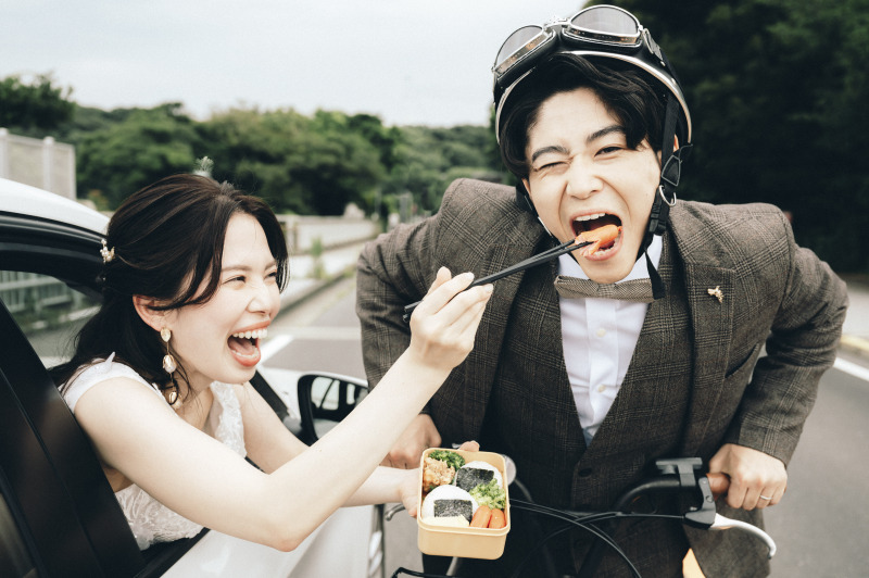 RADWIMPSのアルバム「おかずのごはん」のオマージュ写真です。綺麗な写真を撮ることはもちろん、お二人らしさを写真に起こす手伝いをしています。このヘルメットはレンタル可能です♪