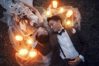 記念日にキャンドルを使った飾りをするお二人。写真は城ヶ島です。お二人を結んだアイテムや思い出の品など、持ち込みアイテムを活かしてお写真として残します！