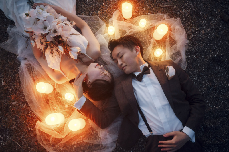 記念日にキャンドルを使った飾りをするお二人。写真は城ヶ島です。お二人を結んだアイテムや思い出の品など、持ち込みアイテムを活かしてお写真として残します!