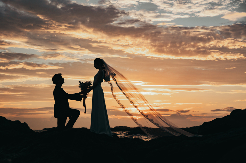 「お顔が映っている写真は、使うのが少し恥ずかしい」という花嫁様のお声もよく聞きます！このようなシルエットの写真やお手元のみの写真など、バリエーション豊富に撮影しますので安心してお任せください。