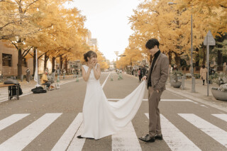 たまたまいらっしゃった大道芸の方がお二人を祝福してくださり、そこで少し恥ずかしがってるお二人が撮影できました！