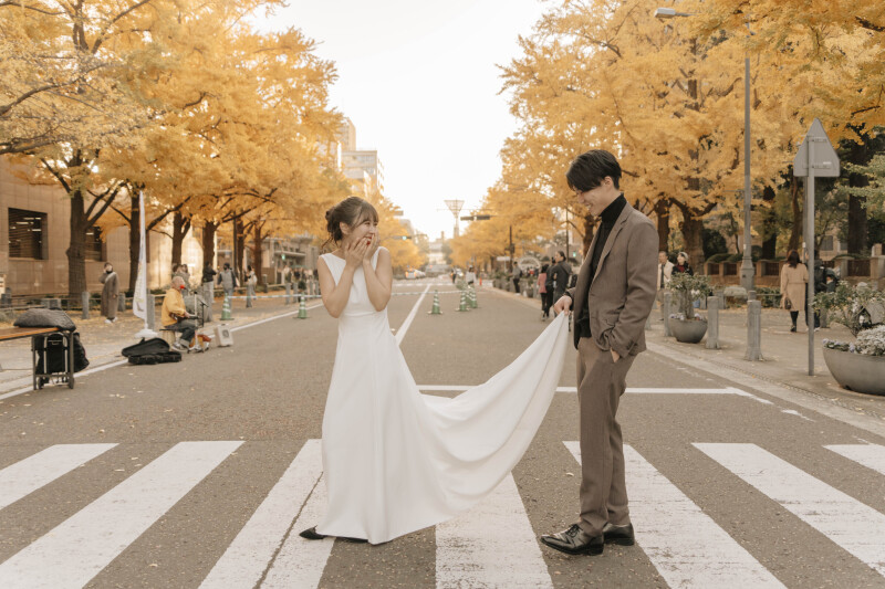 たまたまいらっしゃった大道芸の方がお二人を祝福してくださり、そこで少し恥ずかしがってるお二人が撮影できました！