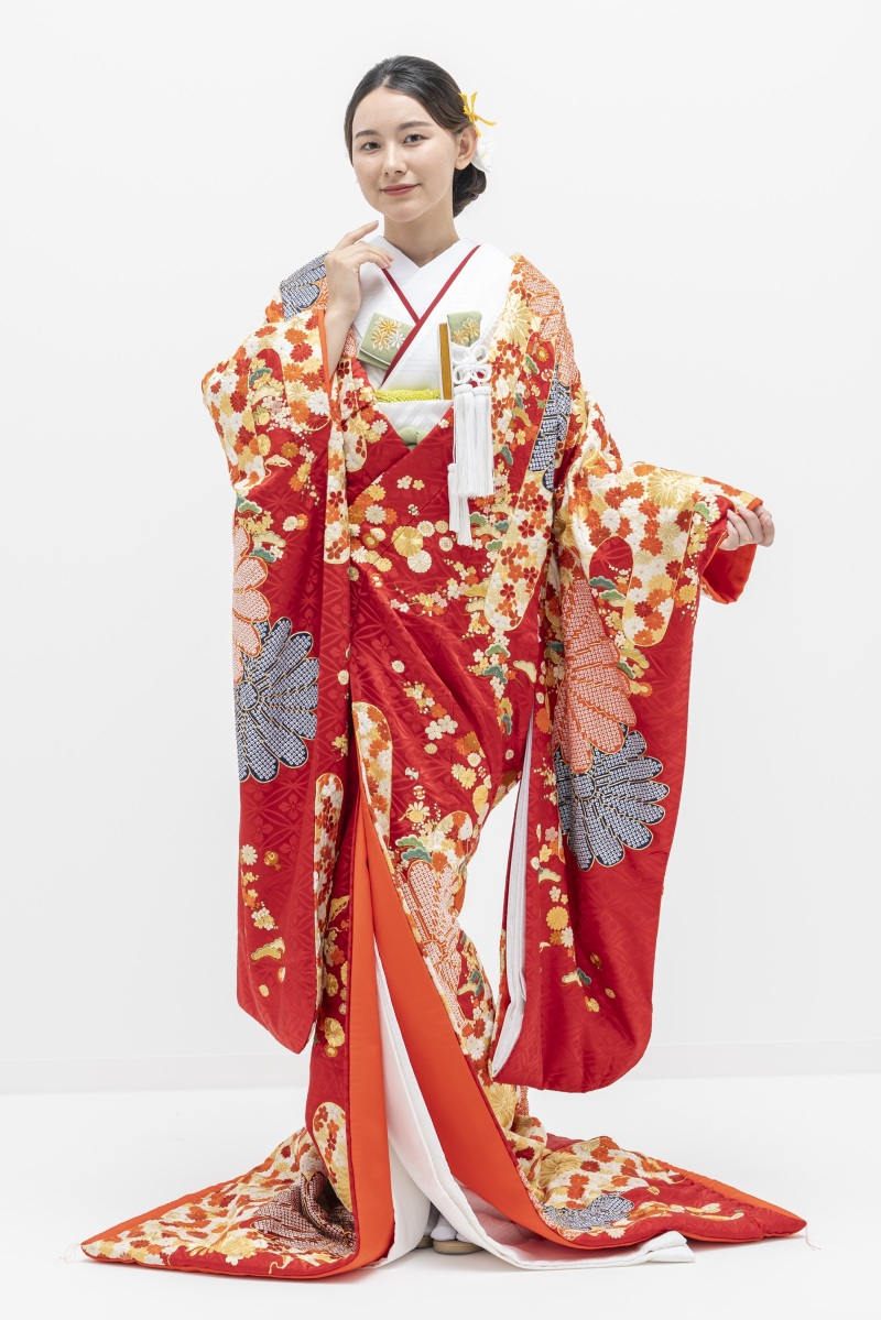 色打掛「手刺繍 壺垂菊花宝尽くし赤地文」職人の技が光る一点物