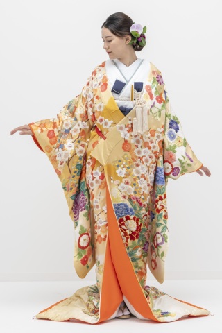 色打掛「手刺繍　清香束熨斗山吹色ぼかし」製作期間一年の打掛