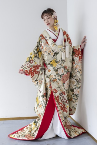 色打掛「花洛絵図」２色の絹糸が作り出す淡いゴールド地