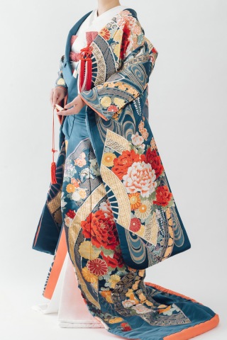 色打掛「流水舞扇」上品な紺地に描かれる流水文様