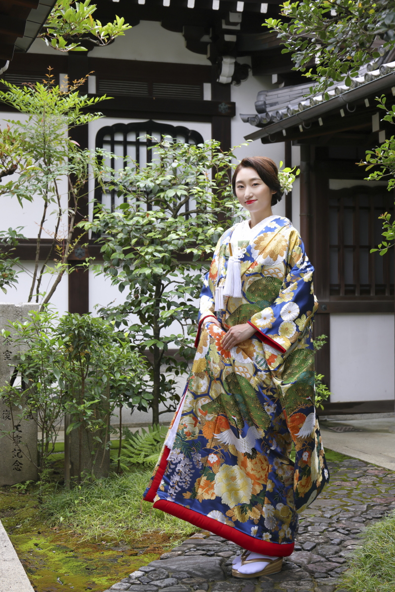 色打掛「千代見草に鶴」松と菊、気品と可愛らしさを兼備えた一着