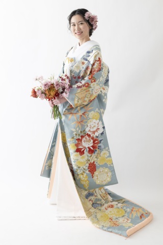 色打掛「佳芳百花絵巻」見る角度によって優しく輝く、くすみ水色