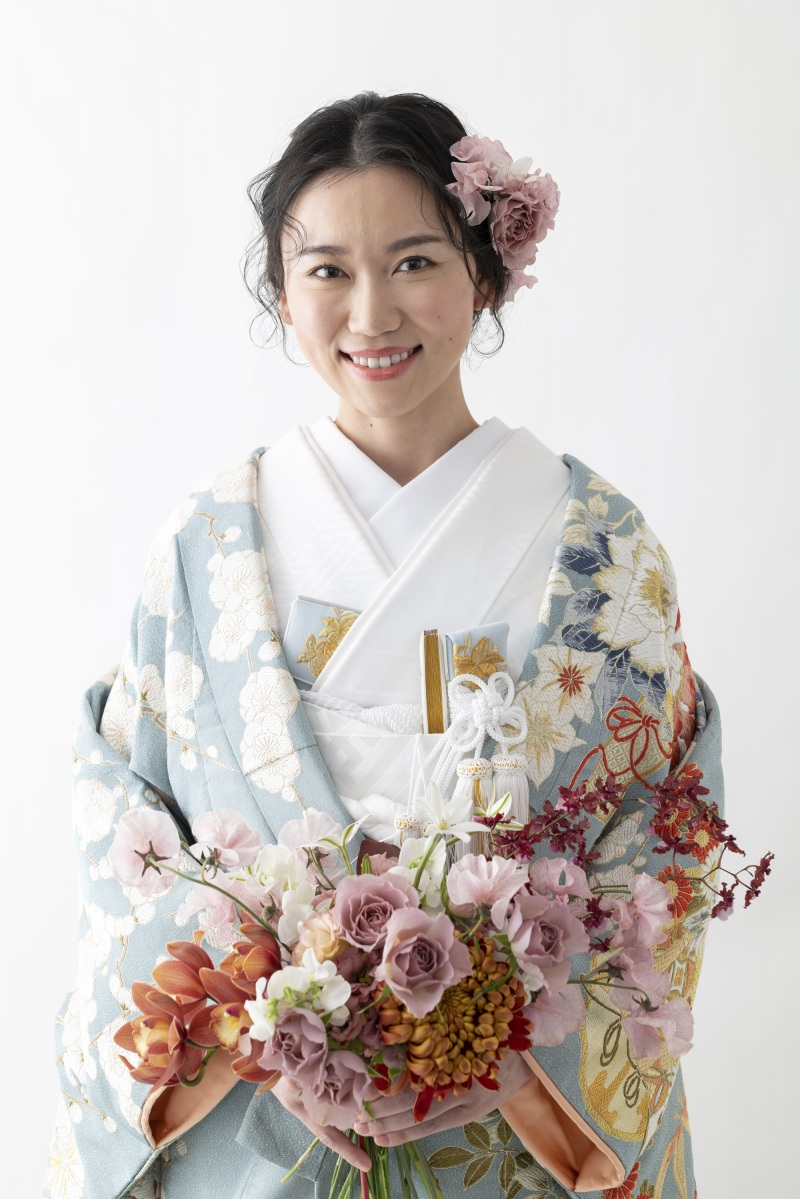 色打掛「佳芳百花絵巻」見る角度によって優しく輝く、くすみ水色